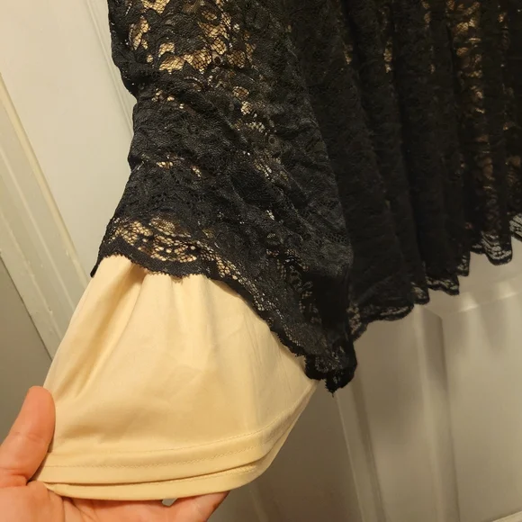 Lace short sleeve dress torrid size 0 black with gold underlay - Picture 6 of 7